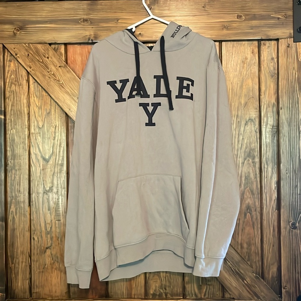 Yale university hoodie embroidered size XL